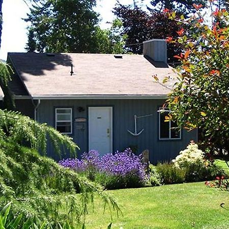 Salty Towers Ocean Front Cottages Sooke Exterior foto