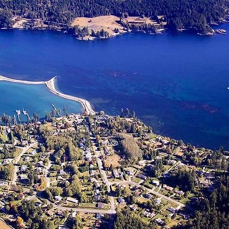 Salty Towers Ocean Front Cottages Sooke Exterior foto