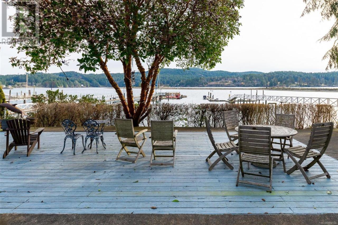 Salty Towers Ocean Front Cottages Sooke Exterior foto