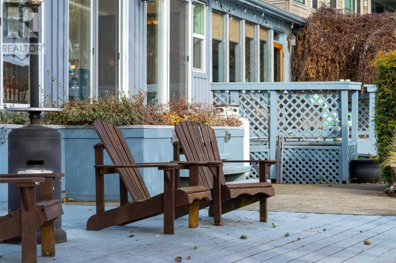 Salty Towers Ocean Front Cottages Sooke Exterior foto
