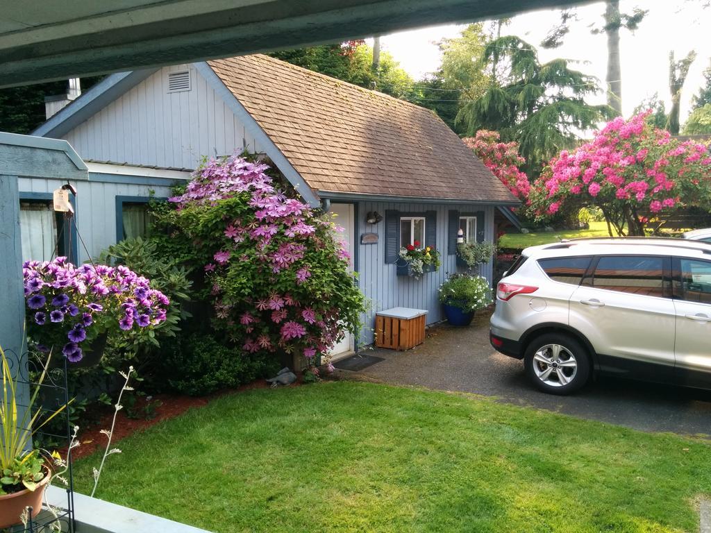 Salty Towers Ocean Front Cottages Sooke Exterior foto