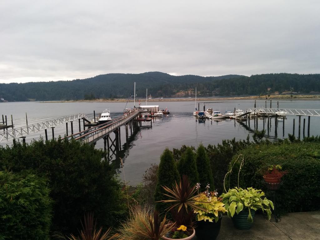 Salty Towers Ocean Front Cottages Sooke Exterior foto