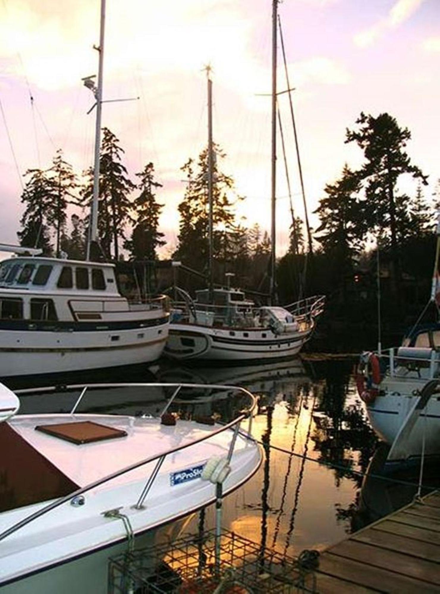Salty Towers Ocean Front Cottages Sooke Exterior foto