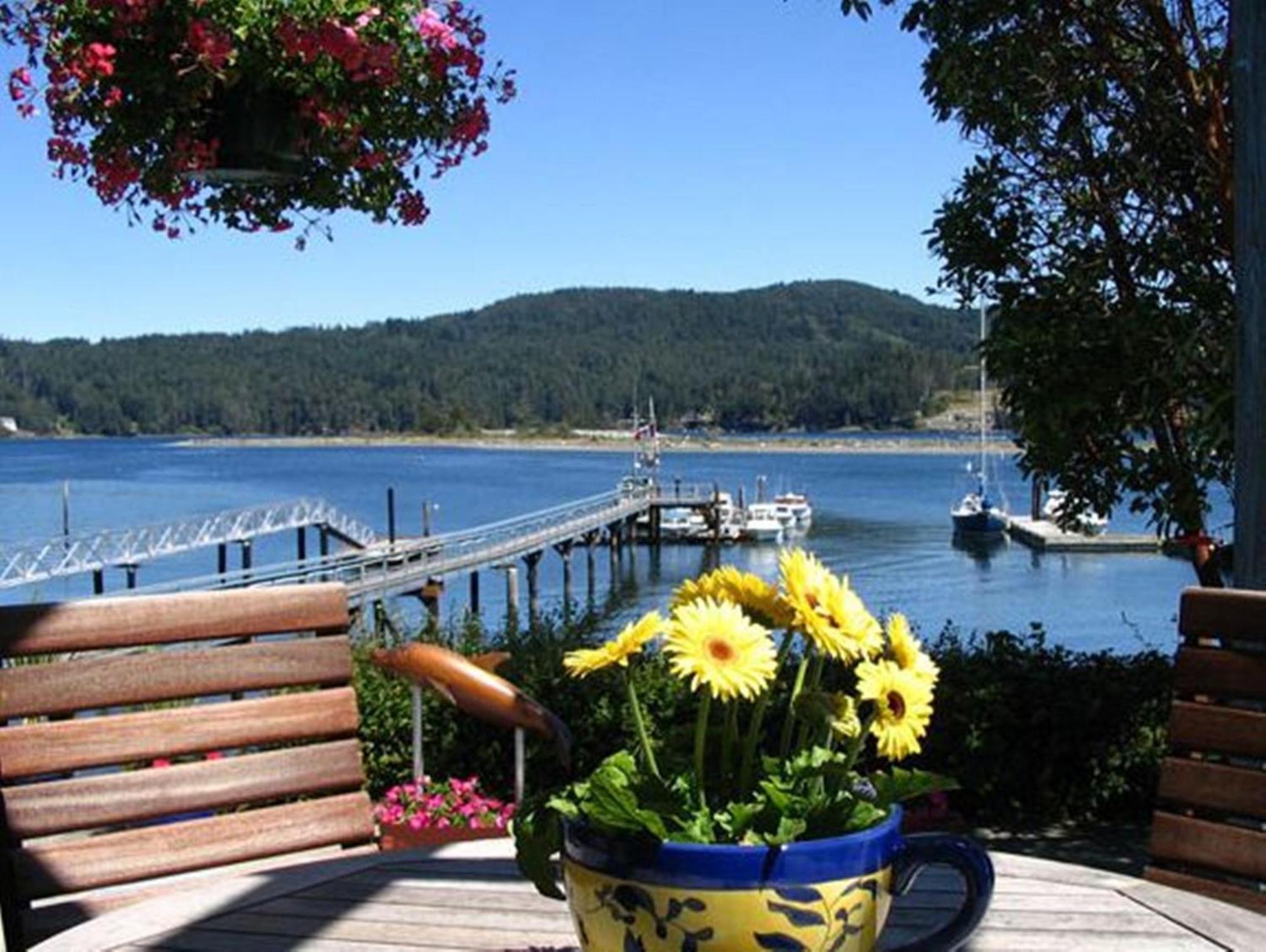 Salty Towers Ocean Front Cottages Sooke Exterior foto