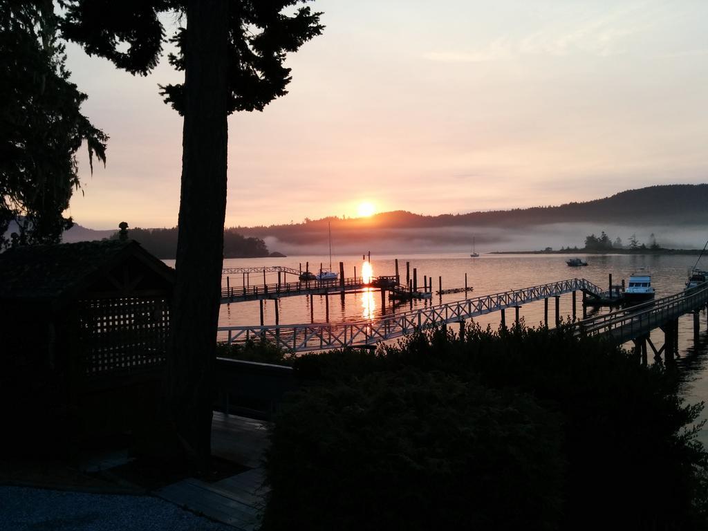 Salty Towers Ocean Front Cottages Sooke Exterior foto
