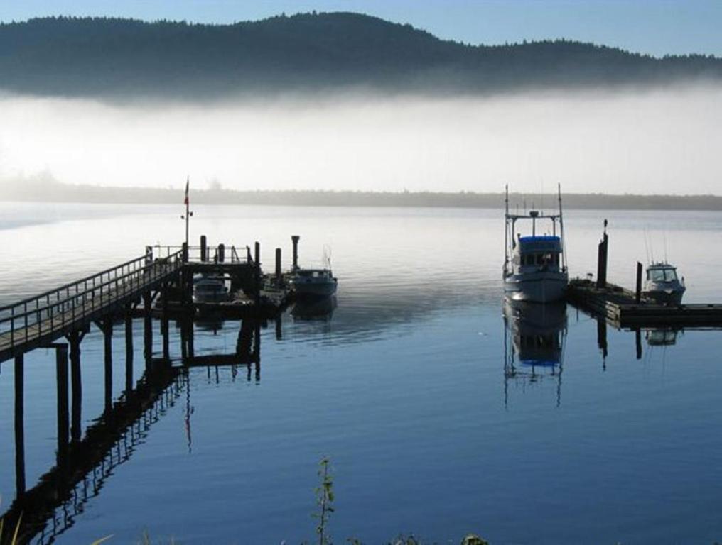 Salty Towers Ocean Front Cottages Sooke Exterior foto