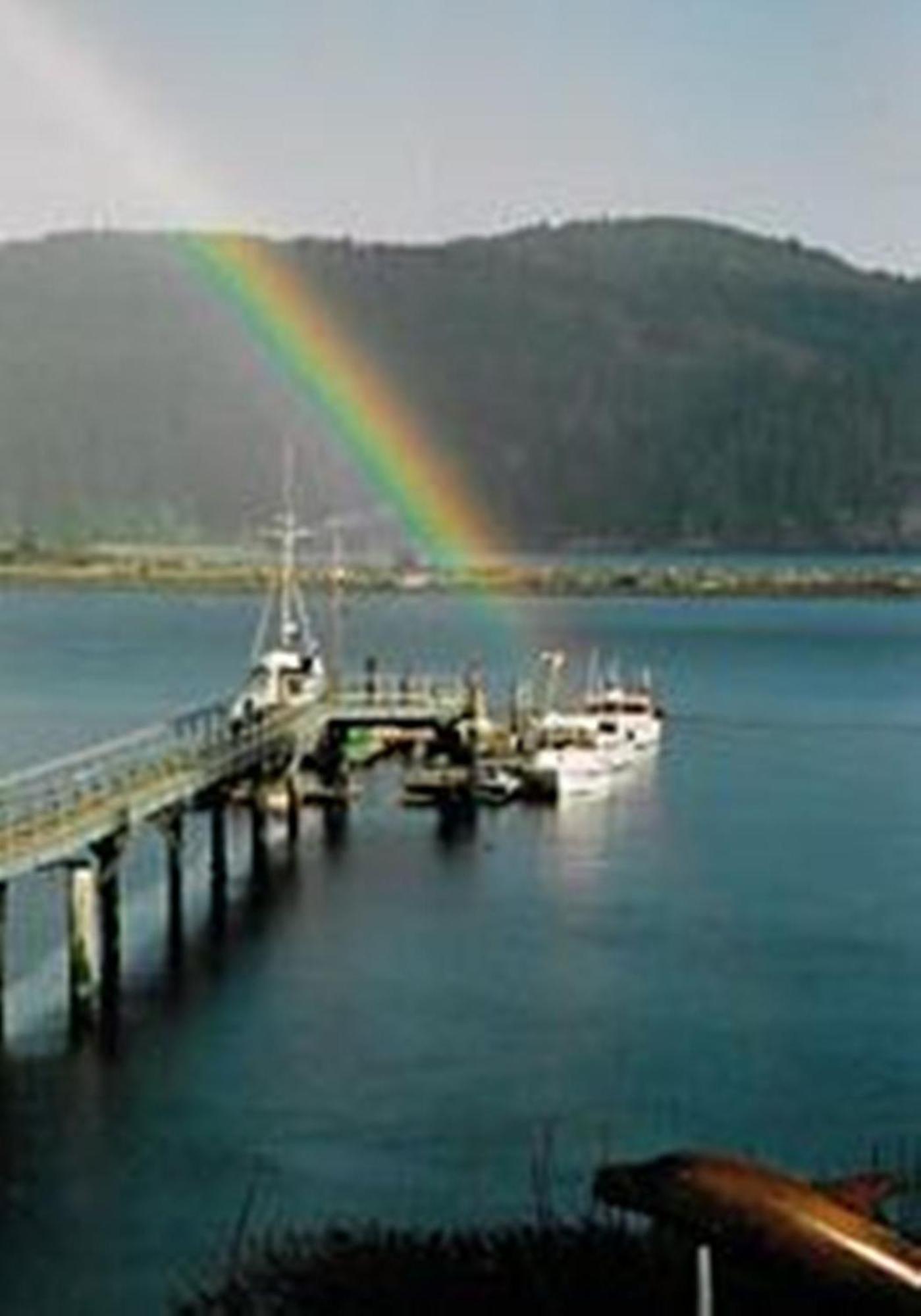 Salty Towers Ocean Front Cottages Sooke Exterior foto