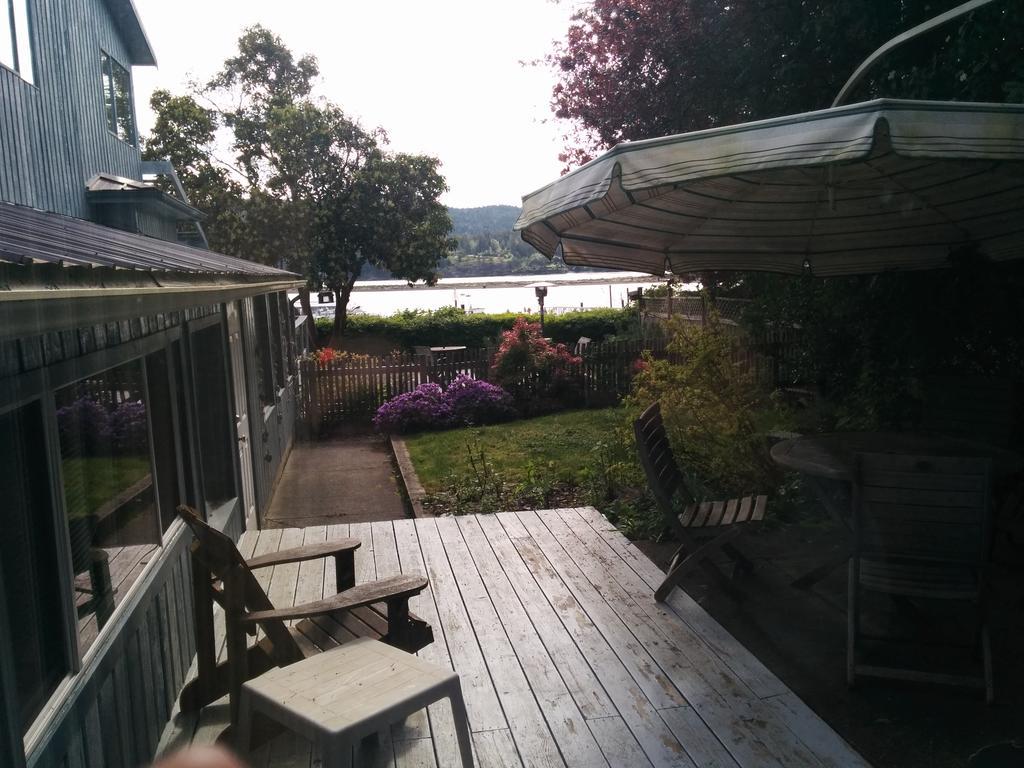 Salty Towers Ocean Front Cottages Sooke Exterior foto